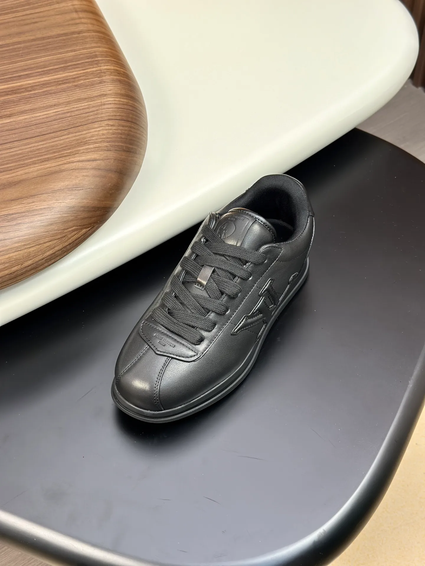 Factory direct sale ¥700💰Full set of packaging💰Top version LV-Louis Vuitton-Classic catwalk new style 1:1 developed replica of the original version! ! The upper foot is very comfortable. It is made of luxurious materials and fine workmanship. The midsole is printed with English letters "Made in Europe". The upper is made of calfskin imported from Italy. The side is decorated with the brand's LOGO and signature. The latest latex foot pads and mesh lining make the foot feel super comfortable. Original factory special supply of original two-color T men's shoes 💰U combination outsole. Bag technology Goodyear stitched edges Fabric: Exclusive custom first-layer cowhide Accessories: Exclusive private model Vuitton logo, lining: Customized silk mesh lining - first-layer silk cowhide lining Outsole: T men's shoes 💰U combination outsole wear-resistant, non-slip and anti-yellowing Foot pads: new latex pads-mesh sweat-absorbent Counter technology: fully computerized sewing machine wire drawing Toe cap Back cover Hot and cold shaping A complete set of pull-top lasts with medium and low logo patterns. Counter packaging - shoelaces, certificates, cards, instructions, certificates, dust bags. The most comprehensive packaging on the Internet. Men's model 339-44 (38/45 custom-made, non-returnable!